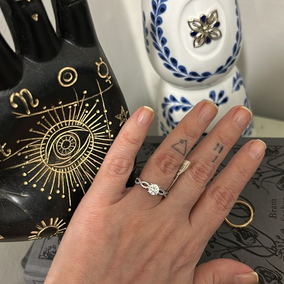 Engagement ring - Picture 4 of 5